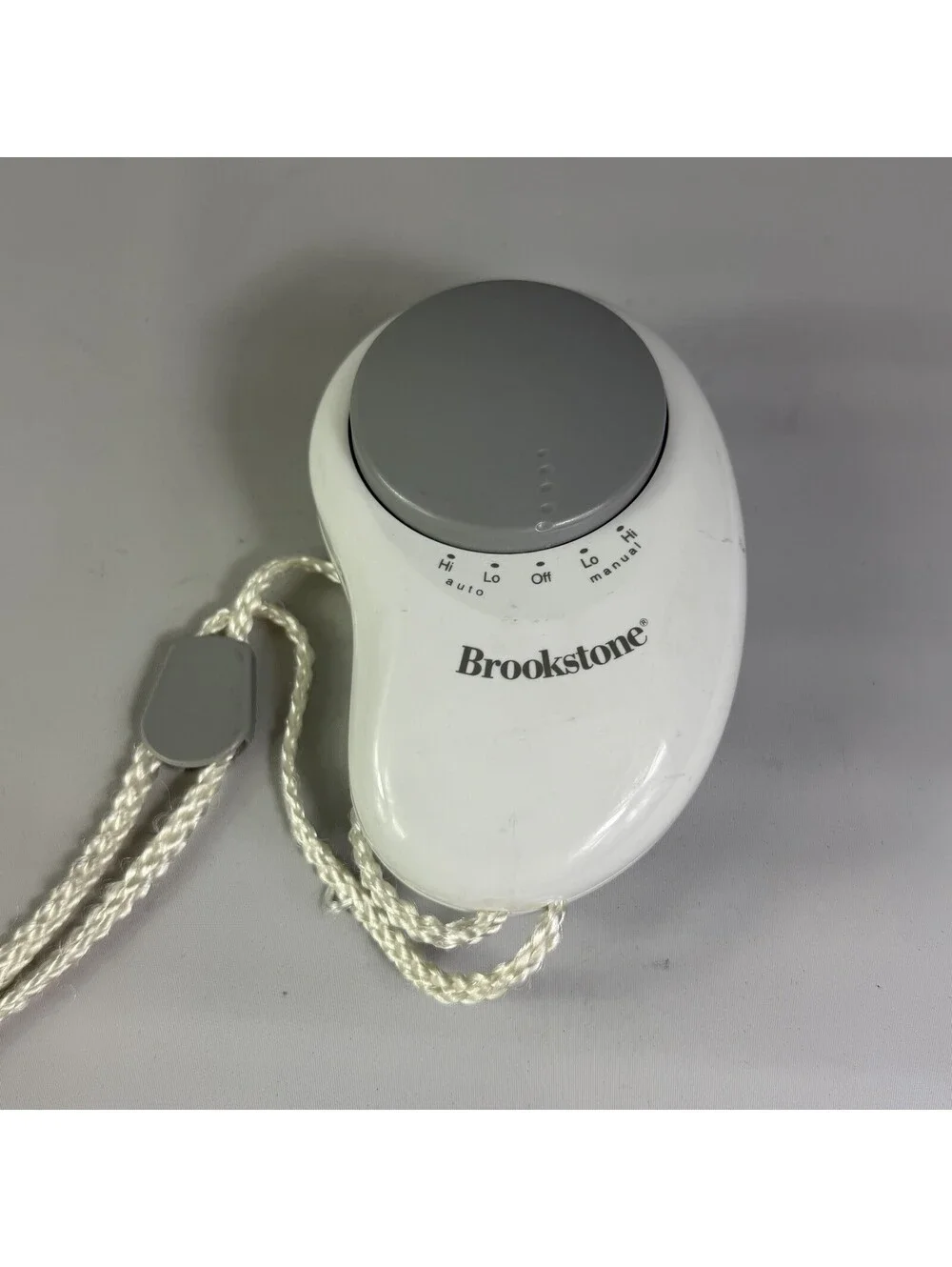 Brookstone Handheld Personal Muscle Massager White Portable Battery Operated